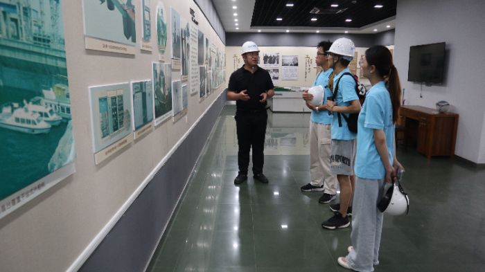 實(shí)踐團(tuán)成員聆聽三峽試驗(yàn)壩歷史 宋天浩攝