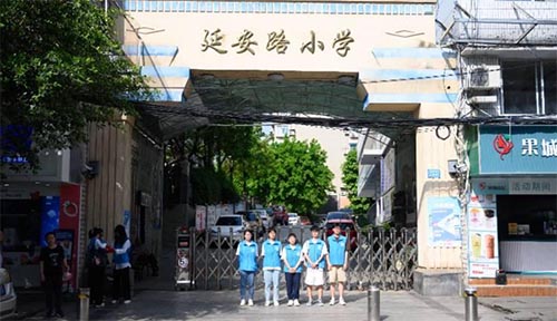 ���ơ���ֱ���v�ütɫ���£��ԾW�顰ý�����мtɫ