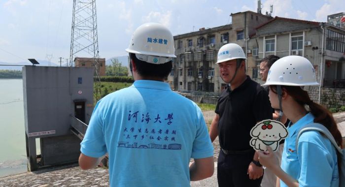 成員實地查看副壩弧形閘門結構與啟閉裝置 宋天浩攝