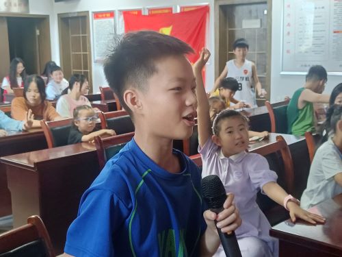 圖為小朋友回答志愿者問題的場景