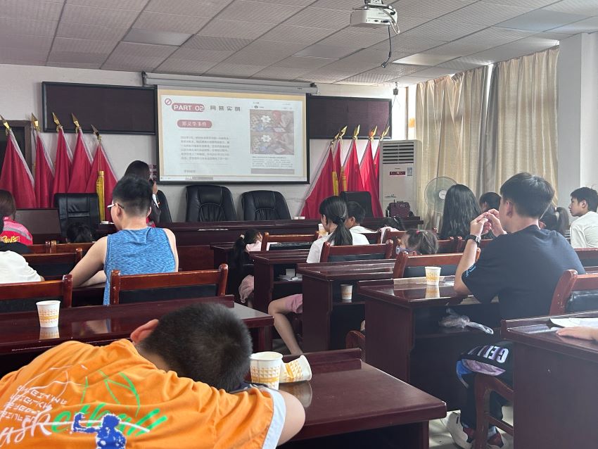 圖為志愿者講述案例