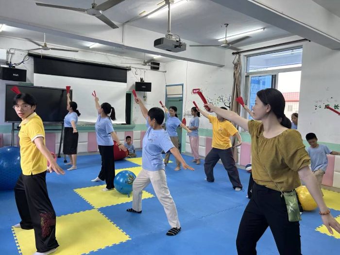 ��Ӱ������������⣺־Ը֮·���c���ǡ�ͬ�еĜ�ů�̶�