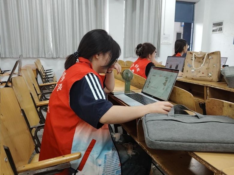  �Րۡ�н����������������`꠸�������ʯ���֧�� ����ʮ����ͬ�У��c��֪�R΢��