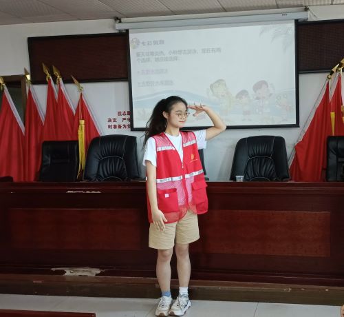 圖為志愿者進(jìn)行防溺水知識教育游戲的場景