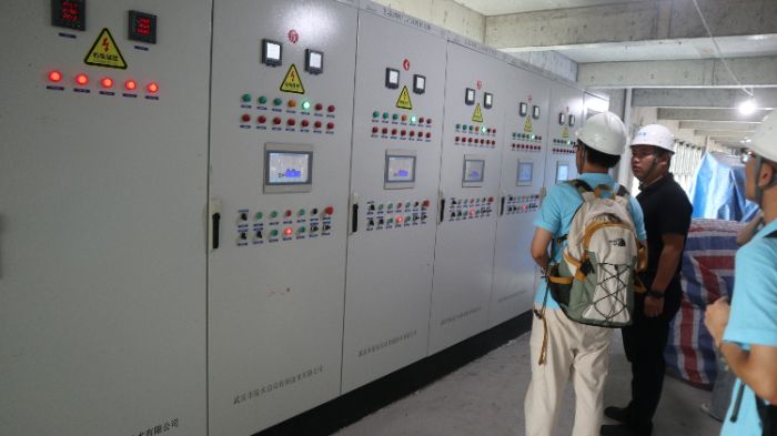 成員現(xiàn)場(chǎng)聽取技術(shù)人員講解監(jiān)測(cè)原理與閾值設(shè)定 宋天浩攝