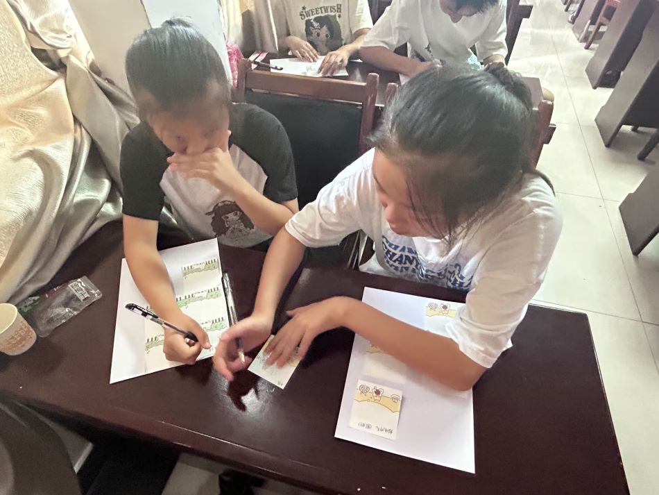 圖為小朋友寫便簽紙條