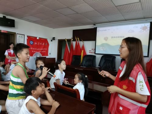 圖為小朋友積極回答志愿者的問題