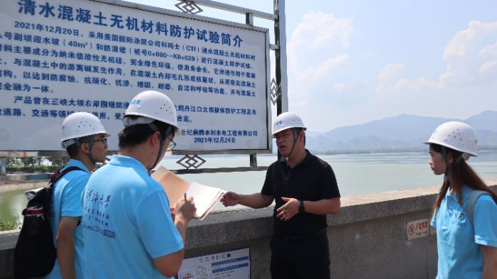 技術人員介紹清水混凝土無機材料防護試驗 宋天浩攝