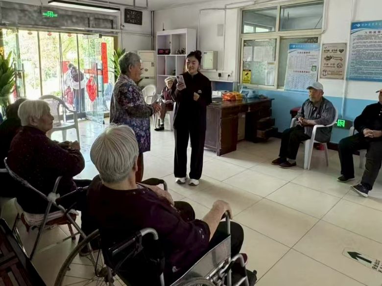 圖為實踐團成員顧興羽在老年公寓為老人唱紅歌